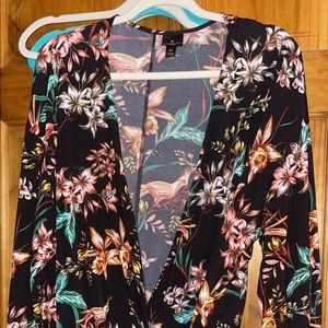 Cute fun top! Good for work or casual night out